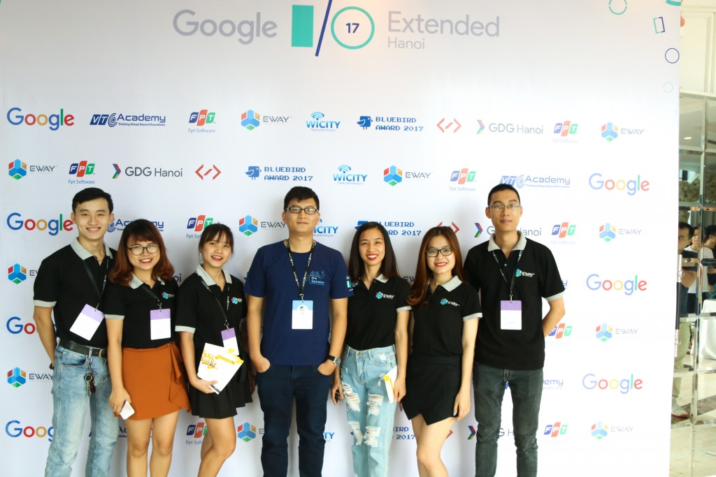 Đoàn EWAY chụp hình lưu niệm với diễn giả Phạm Phương Tú.