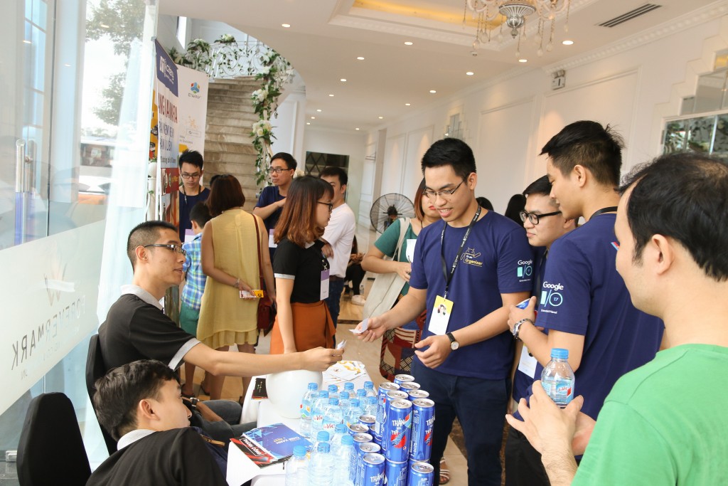 Rất nhiều khán giả thích thú với quầy Bốc thăm trúng thưởng của EWAY.